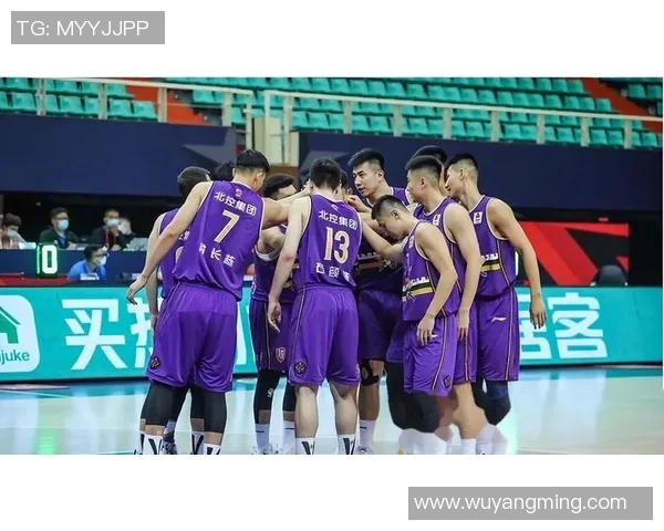 北京北控男篮迎战深圳队全力争胜展现球队实力与斗志